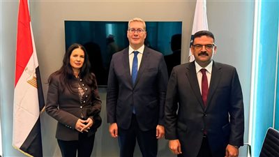 وزير البترول يبحث مع 