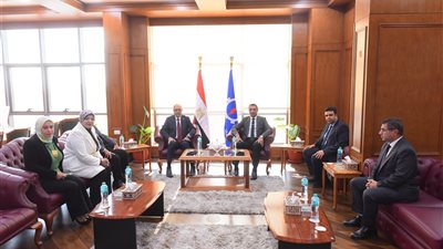 وزير العمل ومحافظ السويس يفتتحان ملتقى توظيفي ويوفر 1700 وظيفة للشباب