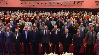 وزير العمل يختتم جولته بمحافظة السويس بزيارة جامعة السويس