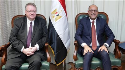 وزير العمل يبحث مع 