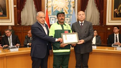 رفض الحصول على أي مكافأة مقابل أمانته.. عامل نظافة بالقاهرة يُعيد نصف مليون جنيه لصاحبه