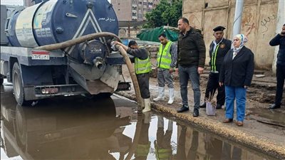 رئيس حي الخليفة تتابع ميدانيًا رفع تراكمات مياه الأمطار