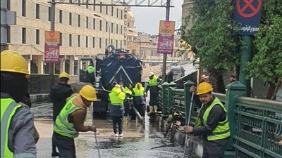 حملات مكثفة لرفع مياه الأمطار بوسط القاهرة وتكثيف المتابعة الميدانية