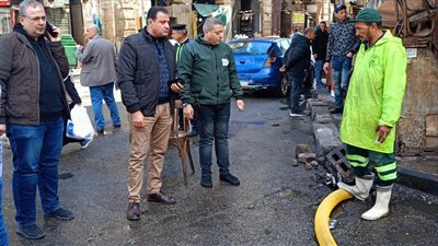 عاجل.. رئيس حي الموسكي يتابع ميدانيًا رفع مياه الأمطار وتطهير الشوارع