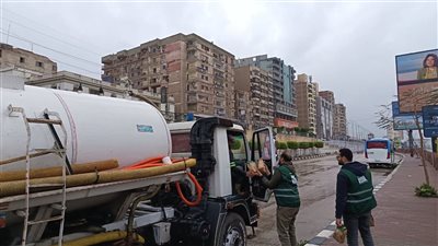 توزيع وجبات جاهزة على عمال كسح المياه بمواقع العمل بالمنصورة 
