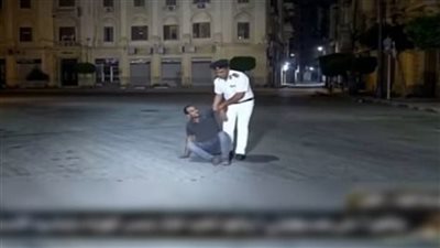 حقيقة شد فرد شرطة لمواطن خلال تنفيذ قرار الغلق.. تفاصيل
