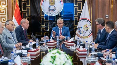 وزير الإنتاج الحربي يبحث مع شركتي 