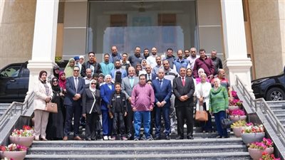  وزير العمل يسلم عقود توظيف للشباب في الإسكندرية