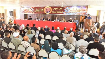 محافظ أسيوط يعقد لقاءً جماهيريًا مع أهالي بني عدي ويوجه بحلول لمطالبهم