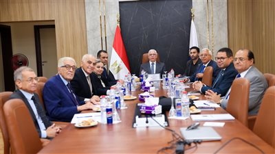 مجلس أمناء جامعة المنصورة الأهلية يناقش التوسع الأكاديمي وخطط التطوير الإداري
