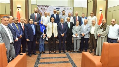 محافظ أسيوط يسلم 36 عقدًا لوحدات مجمع الصناعات الصغيرة ببني غالب
