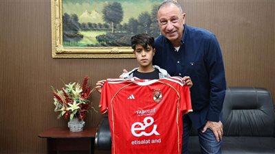 الخطيب يزور مشجع الأهلي المصاب.. صور
