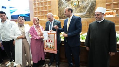 محافظ أسيوط يسلم تأشيرات السفر وملابس الإحرام لعدد من حجاج الجمعيات الأهلية