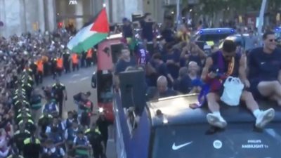 علم فلسطين حاضر في ليلة تتويج برشلونة بالدوري الإسباني