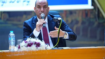 وزير العمل يسلم ماكينات تفصيل وخياطة لخريجات التدريب المهني بالأقصر 