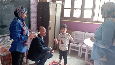 وكيل تعليم بنى سويف يوزع مياه وعصائر على الطلاب فى امتحانات نهاية الفصل الدراسي 