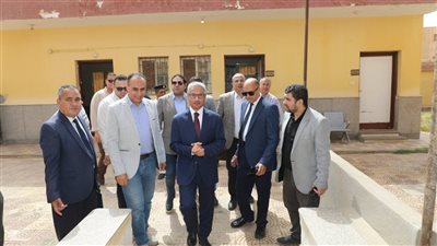 محافظ بني سويف يتفقد الوحدة الصحية بسدمنت الجبل فى جولته الميدانية