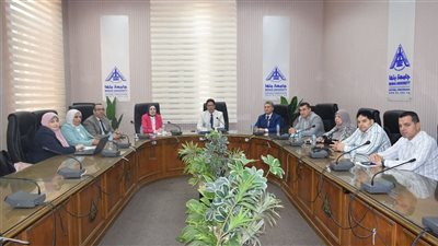 رئيس جامعة بنها يترأس اجتماع لجنة إعداد دراسة ربط البرامج والتخصصات الدراسية بسوق العمل