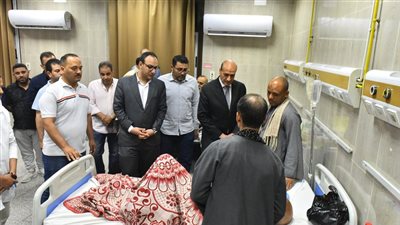 محافظ أسيوط يزور مصابي حادث أبنوب ويوجه بتوفير الرعاية الطبية