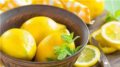 ماذا يحدث لجسمك عند تناول الليمون يوميًا؟.. خبيرة تجيب