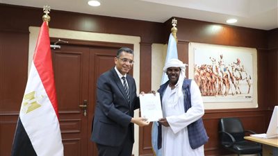  تسليم عقود تقنين جديدة لأهالي راس غارب وحلايب