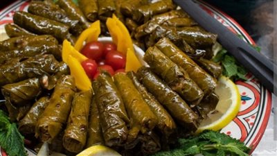 طاجن ورق العنب باللحمة.. وصفة شرقية فاخرة تزين مائدة عيد الأضحى