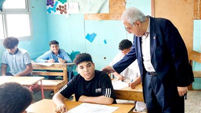 مدير تعليم البحر الأحمر يتابع انتظام امتحانات الشهادة الاعدادية بلجان الغردقة 