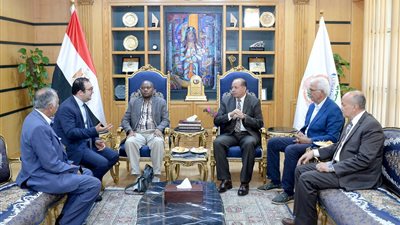 رئيس جامعة المنصورة يبحث مع وفدًا تنزانيًا لآفاق التعاون في التعليم والتدريب الطبي 