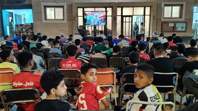 آلاف المواطنين يتابعون مباراة مصر وبلجيكا بمراكز الشباب في أجواء مميزة باسيوط