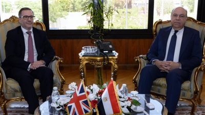 وزير الطيران المدني والسفير البريطاني يبحثان تعزيز الشراكة الاستراتيجية