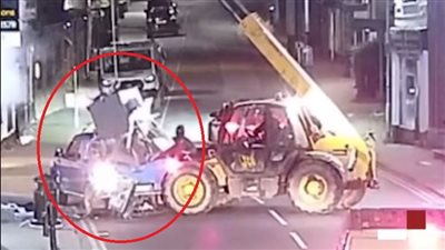مشهد هوليودي.. لصوص يقتلعون صرافًا آليًا بجرافة ويفرون في دقائق (فيديو)