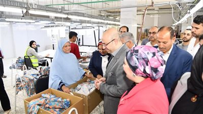 محافظ الفيوم يتفقد مصنع الغزل والنسيج بالعزب