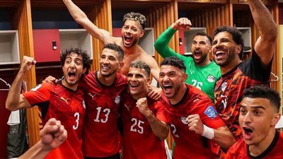 كواليس حوار حسام حسن واللاعبين بين شوطي مباراة نيوزيلندا