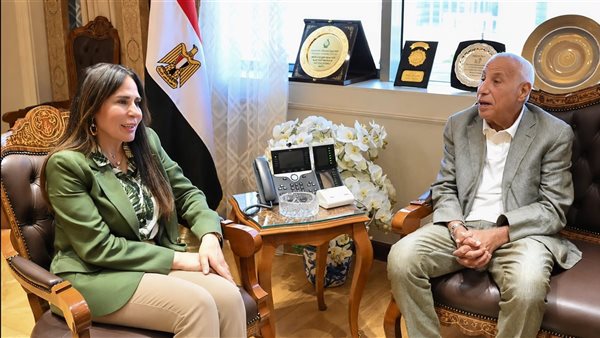 وزيرة الإسكان ورئيس نادي الزمالك أثناء اللقاء 
