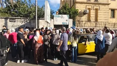 أولياء أمور الثانوية العامة يفترشون محيط اللجان بالإسكندرية