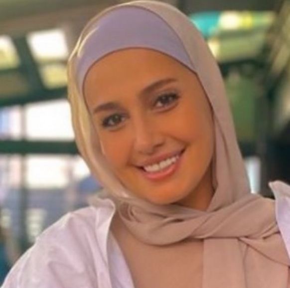 أول ظهور لـ حلا شيحة بالحجاب مع والدها 