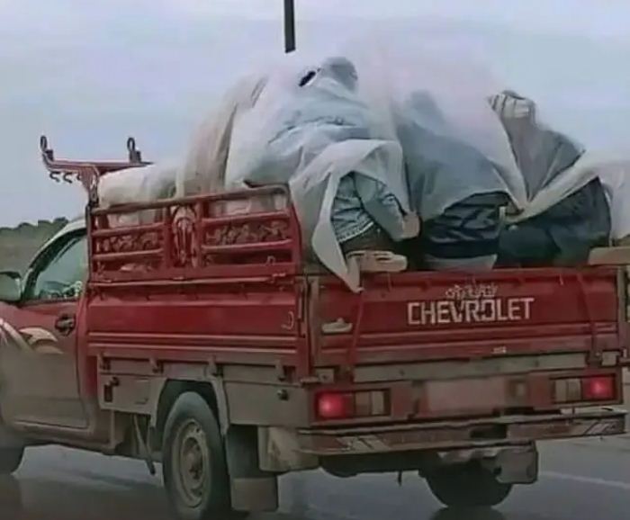 صورة عمال مصريين تشعل الشوسيال ميديا