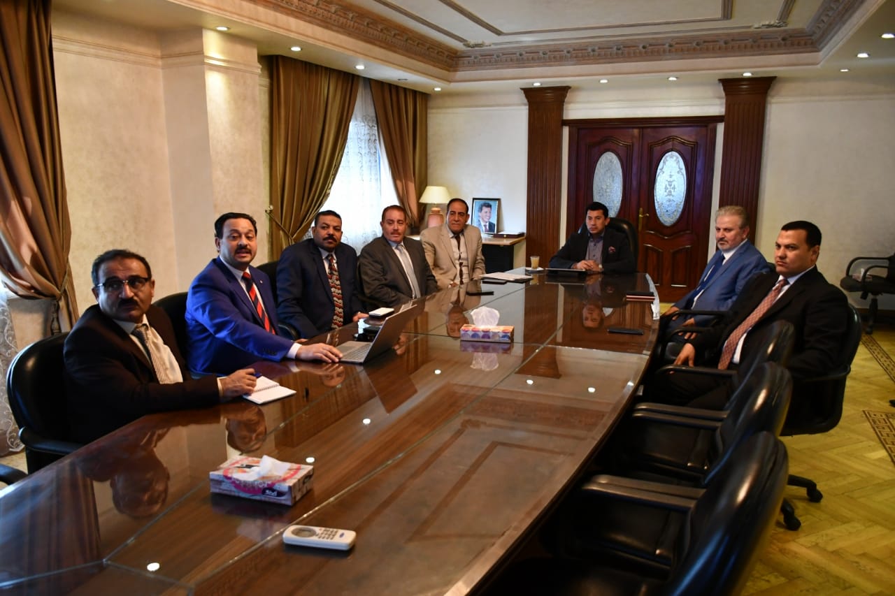 وزير الرياضة خلال لقائه مع مجموعة من رجال الأعمال والمستثمرين