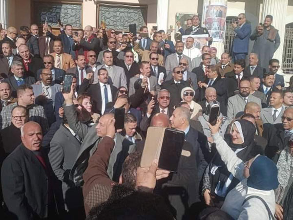حشد من المحامين أمام محكمة مطروح لدعم محامي مطروح