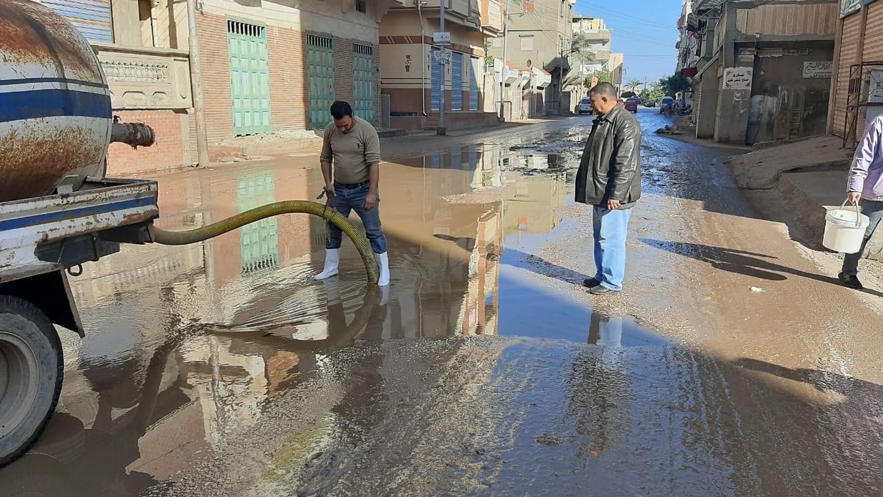 رئيس مدينة عزبة البرج بدمياط يتفقد جهود كسح مياه الأمطار
