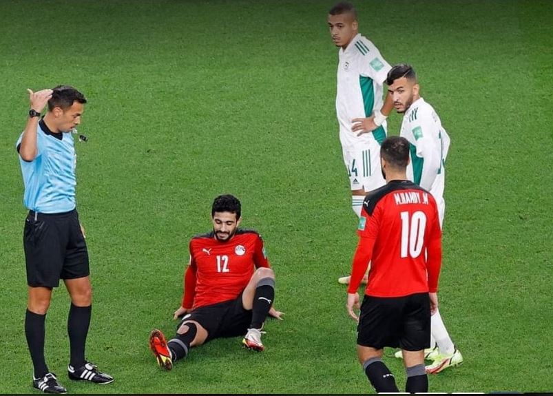 إصابة أيمن أشرف في مباراة مصر والجزائر
