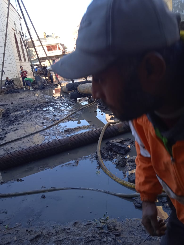 انهاء ازمة كسر ماسورة مياة بكفر سعد 