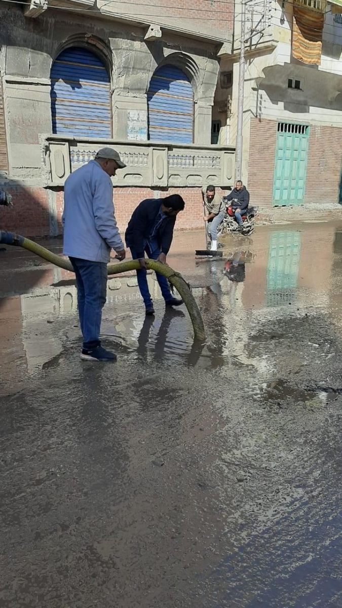 رئيس مدينة عزبة البرج بدمياط يتفقد جهود كسح مياه الأمطار