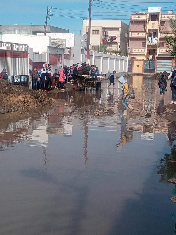 عربات الكارو تنقل الطلاب بسبب كسر ماسورة مياة بدمياط 