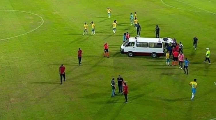 لحظة اسعاف اللاعب ونقله الى المستشفى