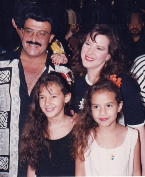 سمير غانم ودلال عبد العزيز وبناتهما