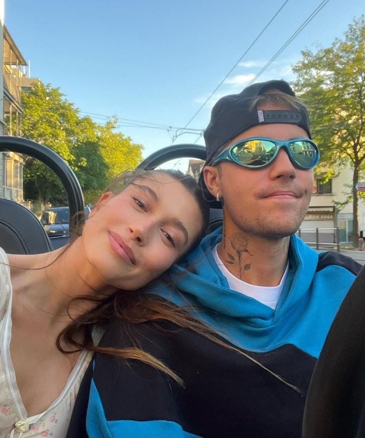 وصلة غزل بين جاستن بيبر وزوجته في ذكري زواجهما