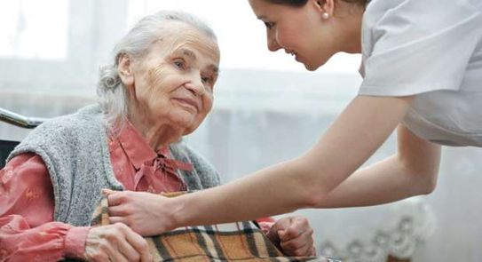 مخاطر كارثية للعزلة الاجتماعية على كبار السن  