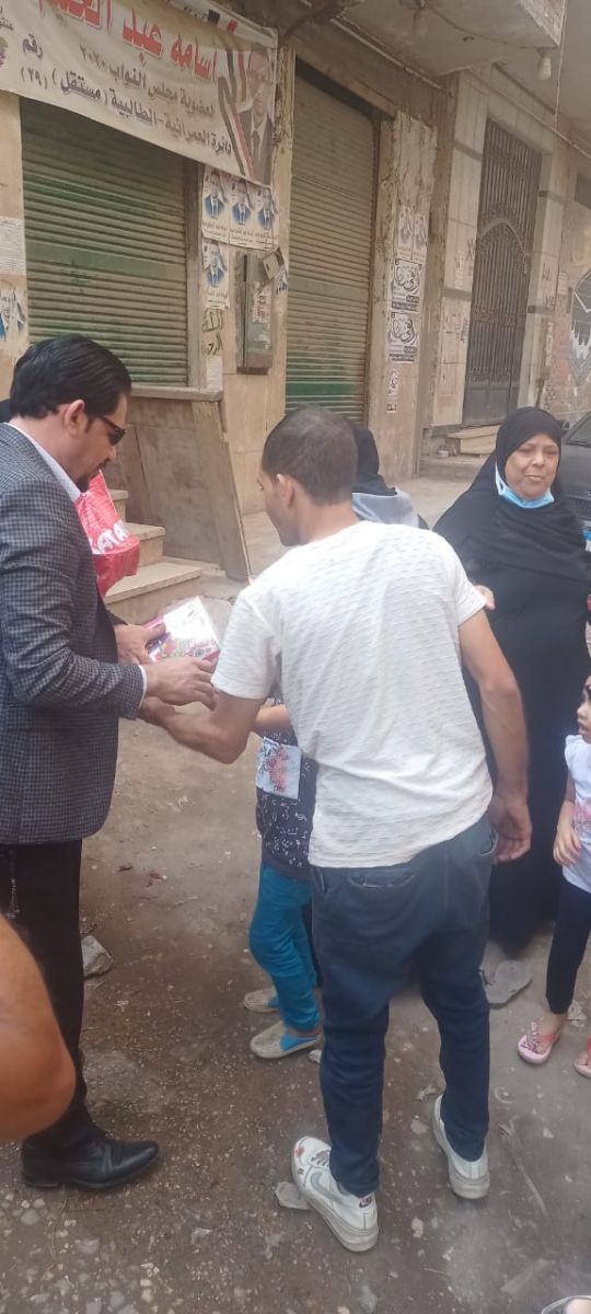 قبطي يحتفل بالمولد النبوي مع المسلمين بتوزيع الحلوي