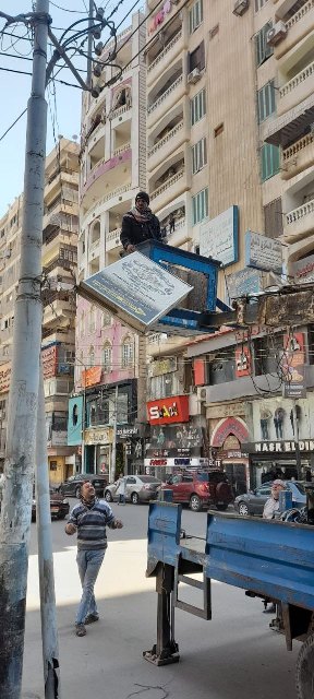 حملات مُكثفة بمدن الشرقية لرفع الإعلانات غير المرخصة